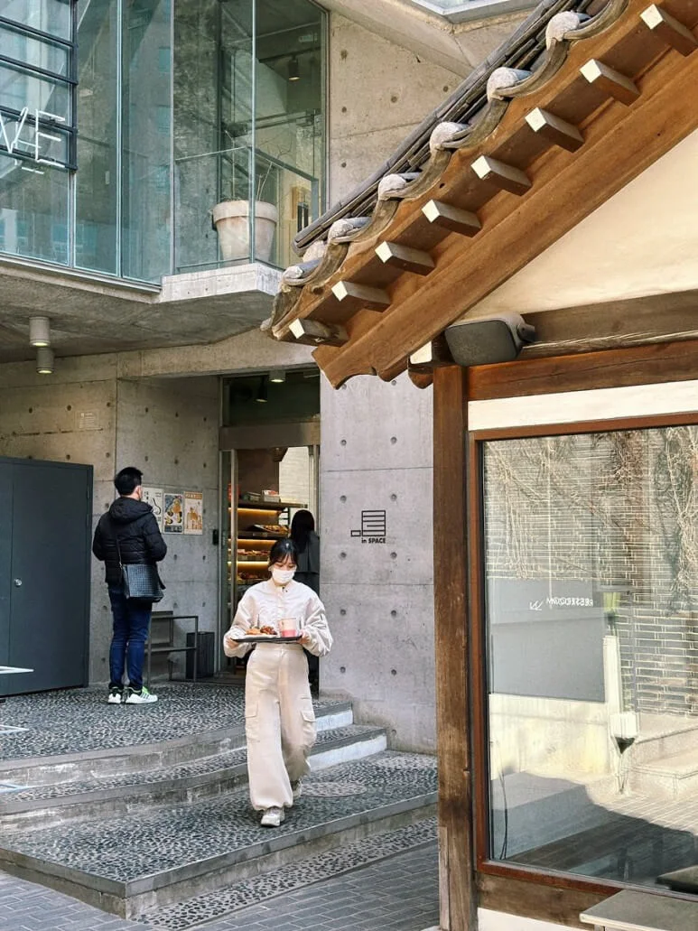 Entrance and hanok eaves at Fritz Coffee’s Wonseo branch